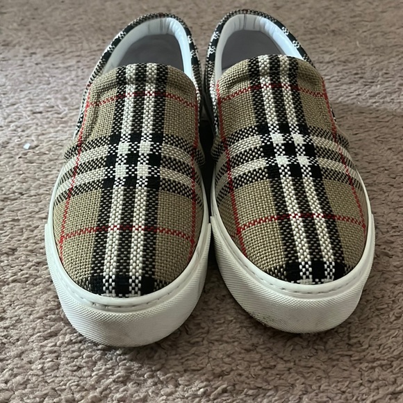 Burberry slip on sneakers gently worn with really no wear and tear - Picture 4 of 7